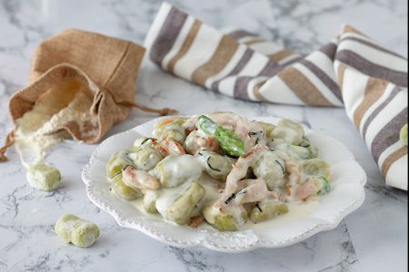 Asparagus gnocchi with burrata cream and bacon