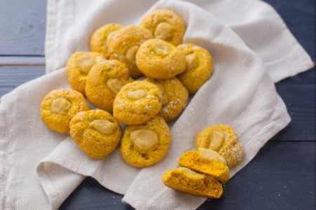 Soft cookies with apples and turmeric