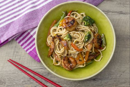 Noodles with chicken and shrimp