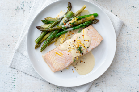 Salmon fillets with asparagus and cream