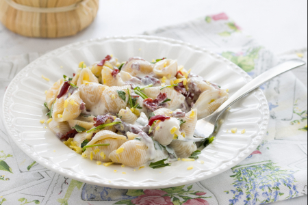 Quick pasta with robiola and bresaola