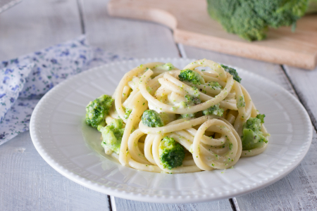 Bucatini cacio e pepe with broccoli