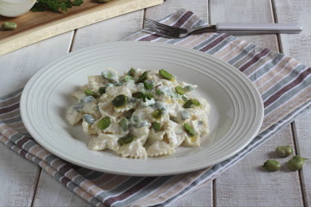 Pasta with ricotta cream and fava beans