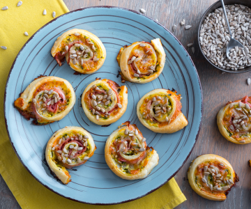 Puff pastry swirls with zucchini and ham