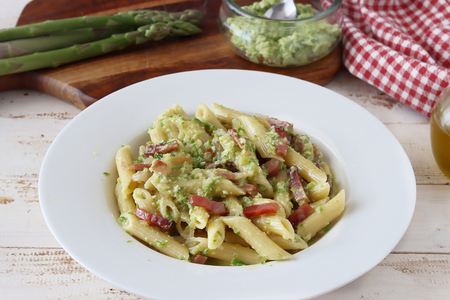 Pasta with asparagus pesto and speck