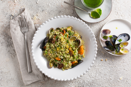 Rice salad with parsley pesto and seafood