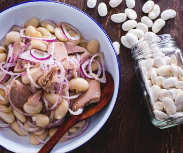 Tuna with beans and onions