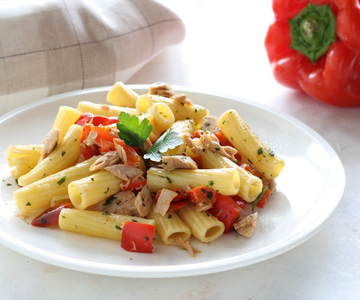Pasta with peppers and tuna