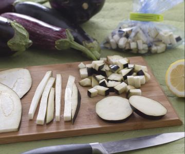 How to clean and cut the eggplant