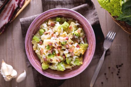 Pasta with Romanesco broccoli and bacon