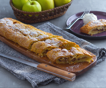 Apple strudel with shortcrust pastry
