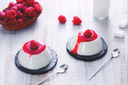 Panna cotta with raspberry coulis