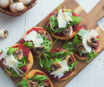 Mini flatbreads with bresaola and arugula