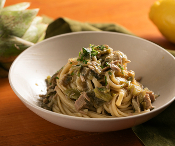 Pasta with artichokes, tuna and lemon
