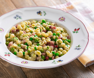 Pasta with peas and pancetta
