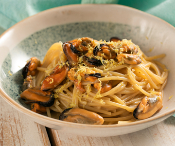Spaghetti with Mussels in White Wine Sauce