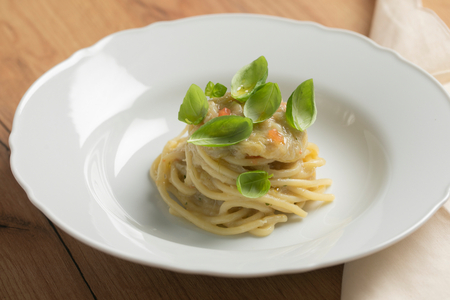 Thick spaghetti with spring onion and chili