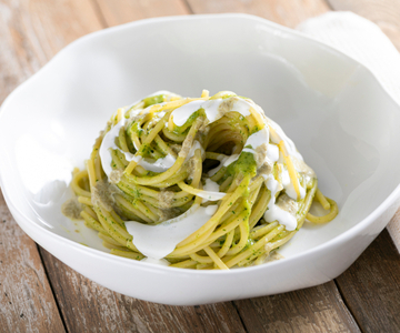 Creamy pasta with zucchini, provola and capers