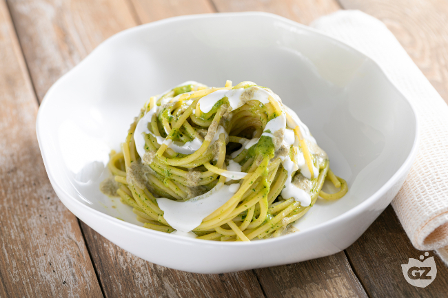 Creamy pasta with zucchini, provola and capers: easy recipe