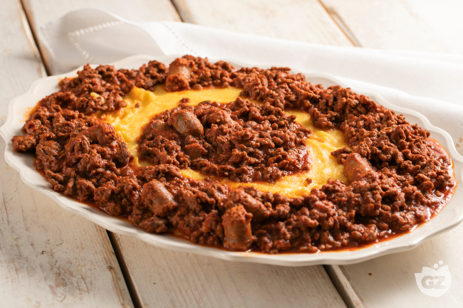 Polenta with braised beef in tomato sauce: a rustic, flavorful recipe