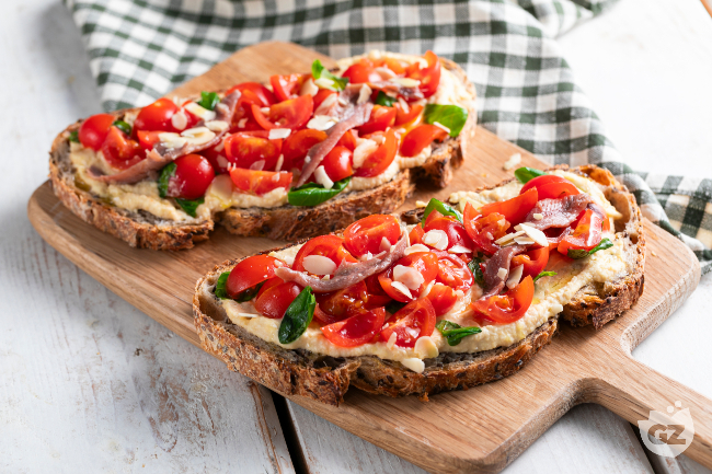 Bruschetta with cherry tomatoes, hummus and anchovies: easy, quick and no-cook