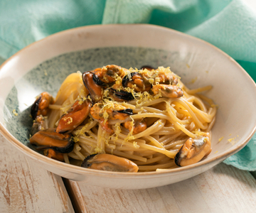 Spaghetti with mussels in a lemony white sauce