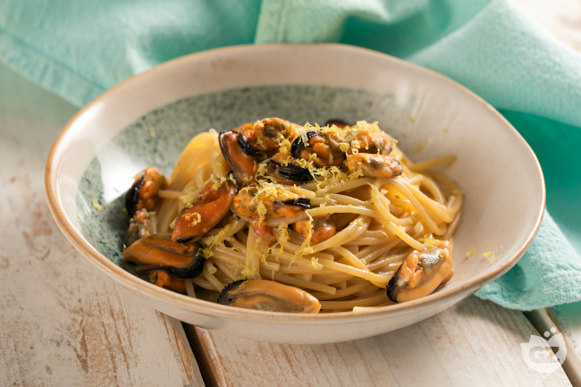Spaghetti with mussels in white sauce: the creamy, lemon-scented recipe