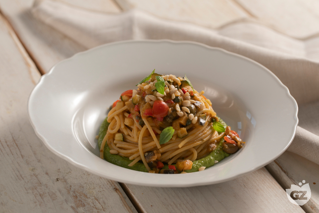 Spaghetti with summer caponata: an easy, creamy recipe