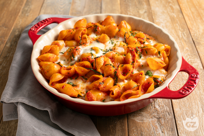 Baked pasta shells with mozzarella and tomato Baked pasta shells with mozzarella and tomato