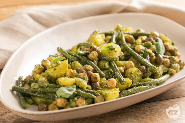 Vegan Ligurian salad with pesto, potatoes and green beans