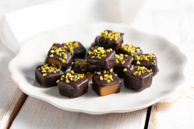 Chocolate-covered melon cubes: fresh, indulgent cubes