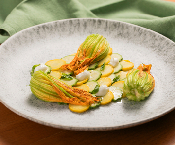 Pan-fried stuffed zucchini flowers