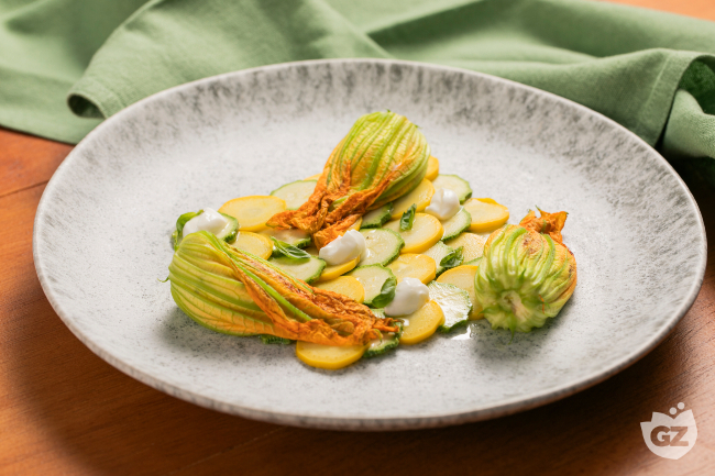 Pan-fried stuffed zucchini flowers: quick summer recipe