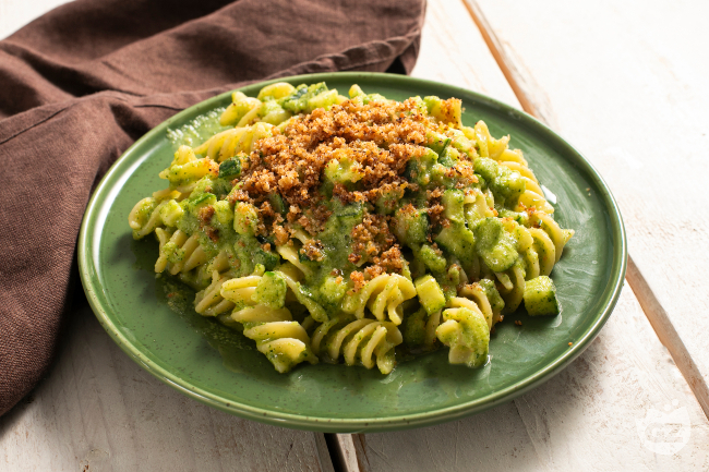 Pasta with zucchini cream, anchovies and breadcrumbs: easy recipe