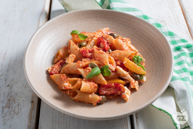 Pasta salad with feta and cherry tomatoes: creamy, quick and easy