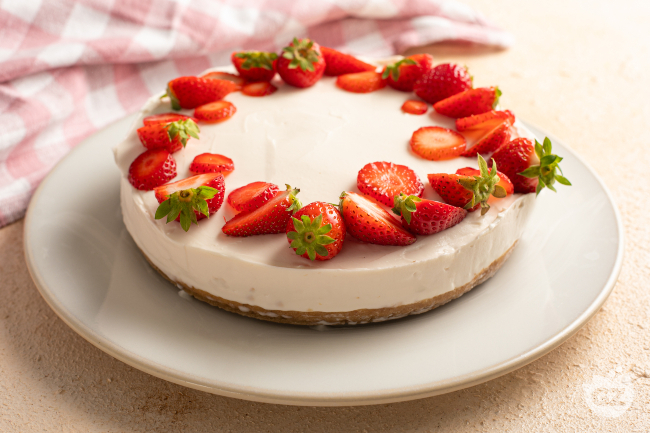 Gelatin-free strawberry cheesecake, fresh and creamy