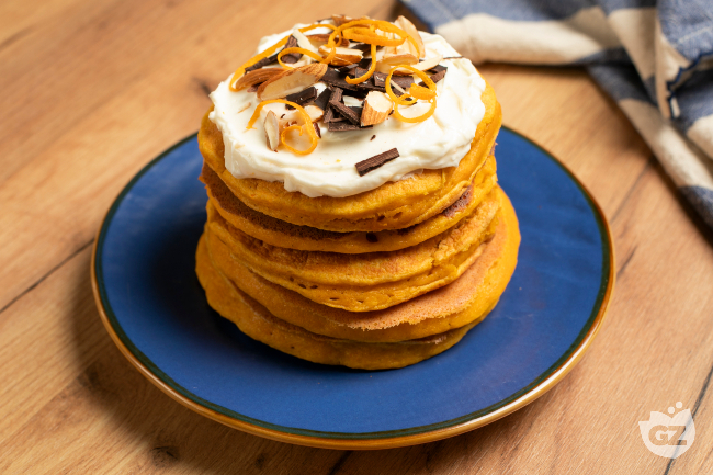 Carrot pancakes with spreadable cream cheese: easy and fluffy recipe
